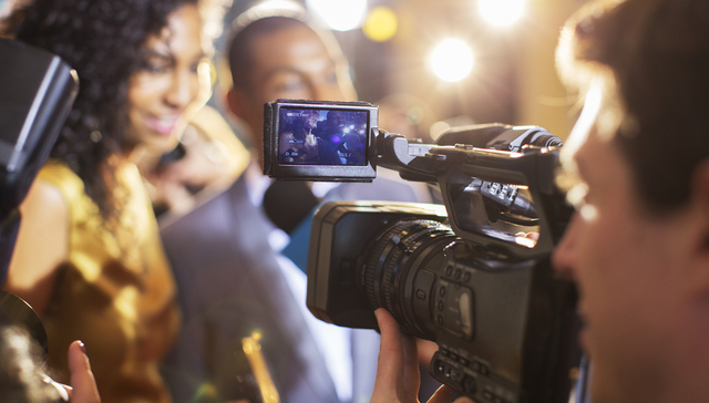 华人秒变外国人，AI换脸演短剧行得通吗？