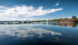 2023年全国PM2.5平均浓度为30微克/立方米，重污染天数比率为1.6%