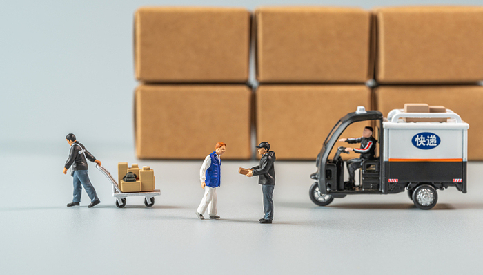 3年收入超百万属个例，快递员平均月薪是多少？