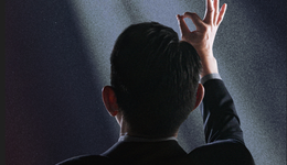 刘德华助攻，东方甄选离辛选还差四个“董宇辉”