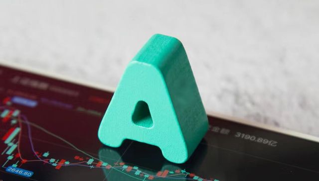 上证指数呈现“V型”反弹收复2700点，银行股尾盘集体拉升