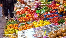 草莓價格腰斬，車厘子暴跌不休：久違的“水果自由”，要回來了嗎？