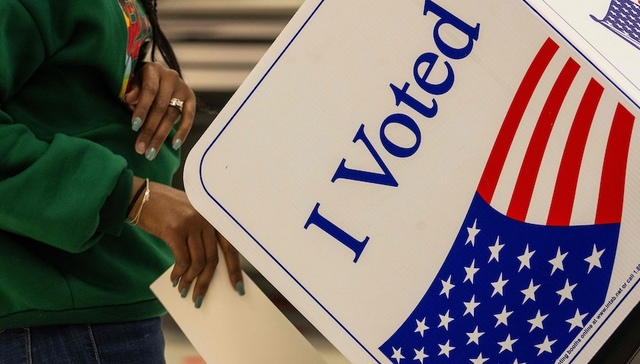 拜登轻松拿下党内首场初选，连任路上喜忧参半