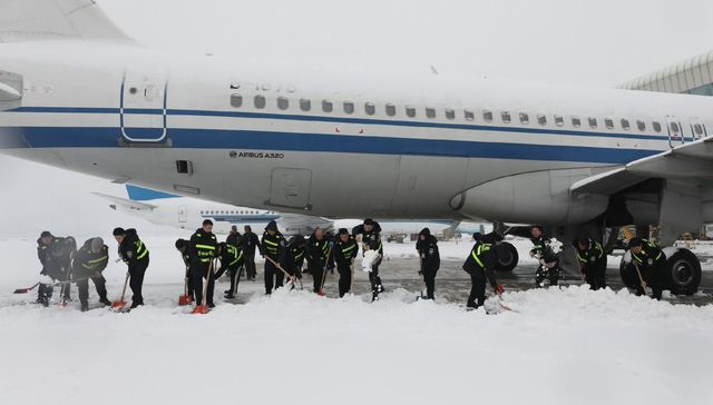 暴雪天气侵袭，武汉天河机场航班取消超60%、铁路武汉局141对列车停运