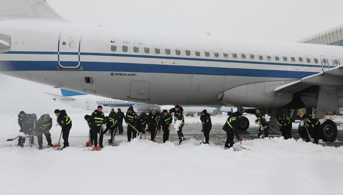 暴雪天气侵袭，武汉天河机场航班取消超60%、铁路武汉局141对列车停运