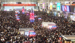 【图集】雨雪冰冻天气持续：航班大面积取消，旅客滞留火车站