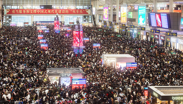 【图集】雨雪冰冻天气持续：航班大面积取消，旅客滞留火车站