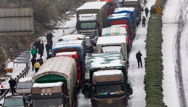 【评论】救助高速滞留人员，不能单靠群众送水送饭