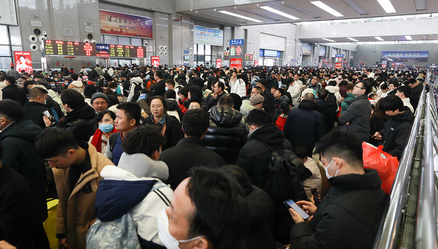 最火春运遭遇最强暴雪：上百趟列车停运，大量旅客滞留车站