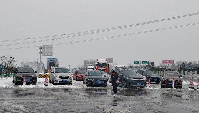 地方新闻精选｜鄂部分高速路段免费放行 夏邑县城管局回应环卫工人冒雪讨薪