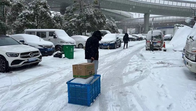 暴雪突袭快递变慢，物流公司加急处理、快递员延迟返乡