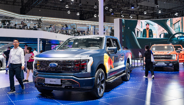 推迟电动化投资的福特汽车去年扭亏为盈