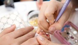 年轻人热捧的过年三件套有多火？