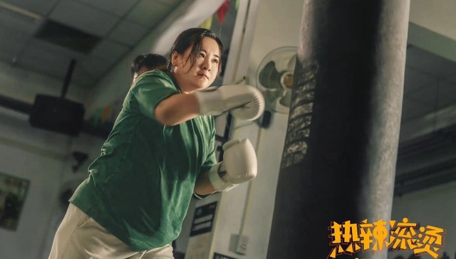 春节档首日票房破13亿，《飞驰人生2》《热辣滚烫》等四部影片占比近95%