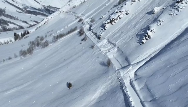 新疆喀纳斯景区发生雪崩，当地导游：正排队等待下山