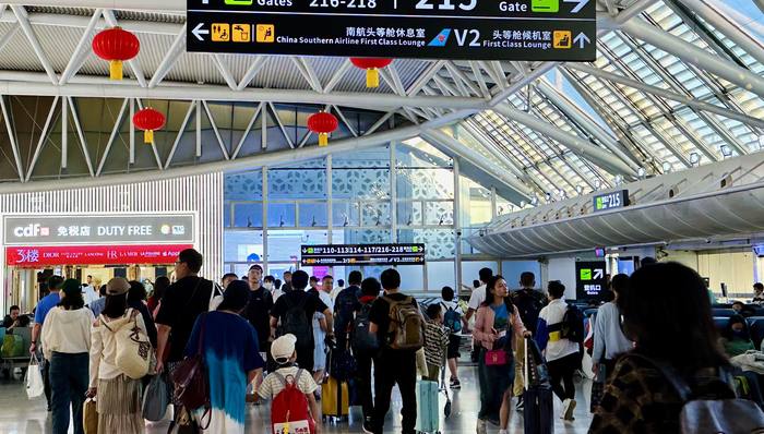 这个春节国内机票涨到上万元，高铁票依旧很难抢