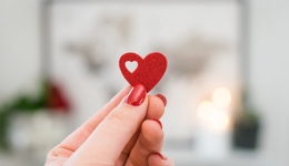 不过情人节的年轻人，只想搞钱迎财神