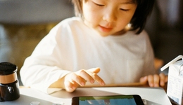 争夺00后春节新社交：奥特曼、熊出没齐上阵，两家互联网巨头狂撒亿元现金