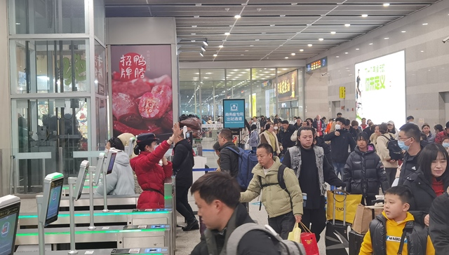 上海迎春运返程高峰，地铁虹桥火车站延长运营至凌晨