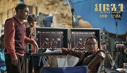 《红毯先生》：用“起底”电影行业的方式，嘲讽这个极化的时代