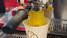 “压面条”式做咖啡？最新爆红拿铁，逼疯一批咖啡师