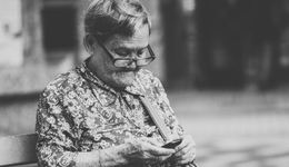 被手机套牢的爸妈，愿意为哪些App买单？