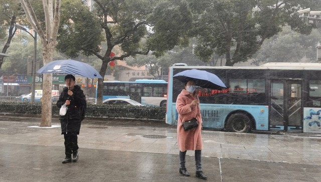 寒潮继续影响我国中东部，多地交通管制学校延迟开学