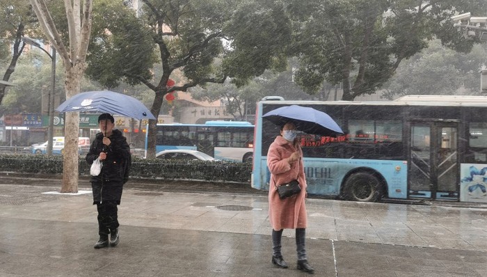 寒潮继续影响我国中东部，多地交通管制学校延迟开学