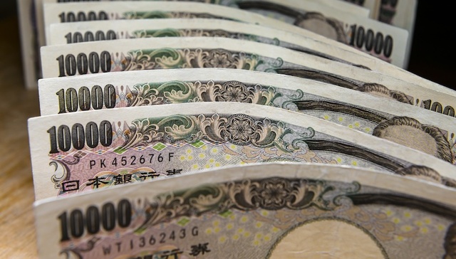 日本央行为何屡次选择“保债弃汇”？