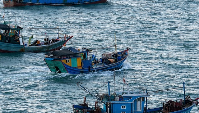 一渔船在浙江海域沉没仍有8人失联，当地回应