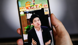 东方甄选股价跌近5%，董宇辉做错了什么？