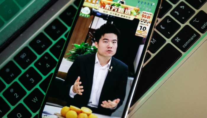 微博,舆论,董宇辉,直播带货,头部主播,东方甄选,流量,