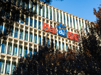 盘前机会前瞻|百度2023年净利大增近40%，AI商业化表现亮眼，这几家公司和文心一言存在深度合作（附概念股）