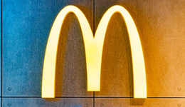 麦当劳“自己山寨自己”，WcDonald's来了