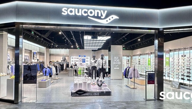 特步靠索康尼在中高端跑鞋市场竞技