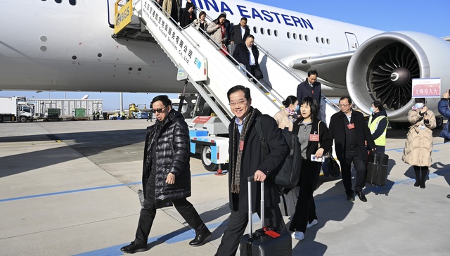 在沪全国人大代表抵京，出席即将召开的十四届全国人大二次会议