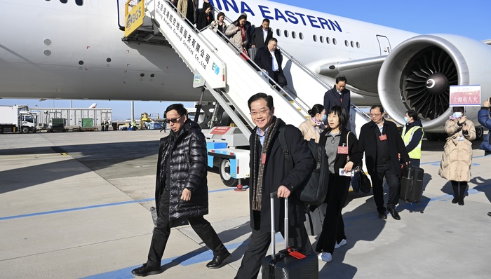 在沪全国人大代表抵京，出席即将召开的十四届全国人大二次会议