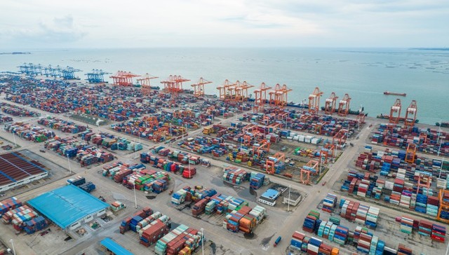 地方新闻精选 | 河南官方辟谣“郑州最薄纸片楼” 大雾致广西钦州港停止船舶进出港