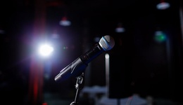 被年轻人“抛弃”的KTV，正在迎来“新客人”