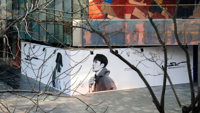 安踏做潮鞋：区分黑白标，挺进三里屯