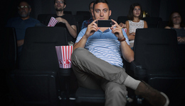 放弃体验，偏爱“打卡”：影院屏摄背后的社会心态