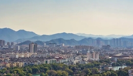 第一批回流的“縣城創(chuàng)業(yè)家”，正在改造小城消費經(jīng)濟