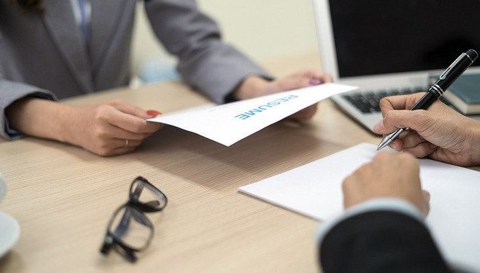 促进高校毕业生就业，推进“新职伤”试点扩面｜两会·最热烈