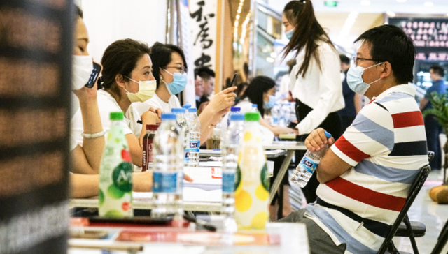 如何缓解高校毕业生就业供需矛盾？| 两会·最热烈