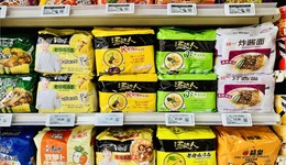 統(tǒng)一方便面賣不動(dòng)，去年業(yè)績(jī)?nèi)匡嬃蠐? class=