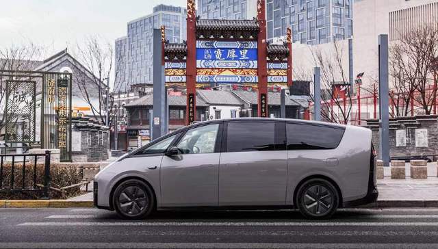 李想两度发文回应理想MEGA被黑，何小鹏和余承东评论声援