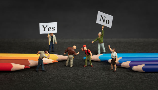 缺乏温和派的声音，极端观点劫持了公众对话 | 说书