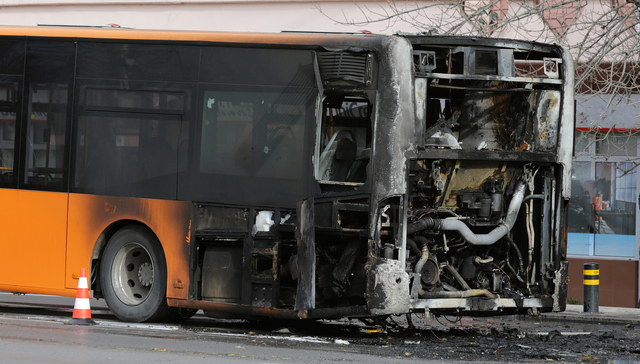 天津两车追尾起火致1死37伤 当地：大客车载有19名高中生