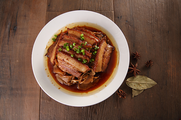 梅菜扣肉用垃圾肉做，没有国标的预制菜再爆雷｜3·15特别报道