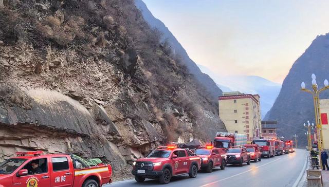 逃离甘孜雅江山火：穿越火星和烟尘，能见度只有1米